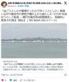飲酒しながら散歩中の男性が橋の上か..