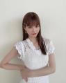 生見愛瑠、がお～ポーズで夏らしいイ..