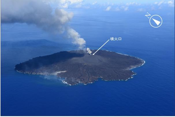 西之島 活動再開で東西に伸びる「30秒間隔で噴火」海保