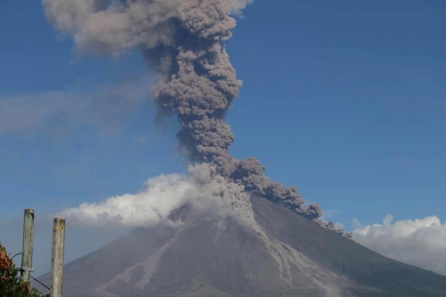 激化するﾏﾖﾝ山｢火砕流5km先へ到達｣噴き上がる溶岩 ﾌｨﾘﾋﾟﾝ