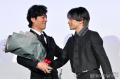 中島健人、共演者に花束プレゼント “..
