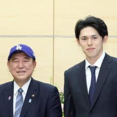 ドジャース・佐々木朗希、石破首相を表敬訪問！サイン入り帽子をプレゼントのイメージ画像