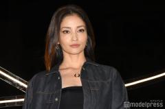 黒木メイサ、脇腹チラ見せルック披露「綺麗すぎ」「メガネも素敵」の声