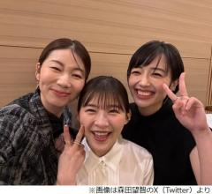 「虎に翼」伊藤沙莉・土居志央梨・森田望智の3ショット、“受賞”喜ぶ