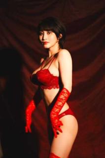 “絵画みたいな美しさ”高橋凛、真紅のランジェリー姿でIカップ美バスト大胆披露