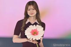 紺野彩夏、ほっそりウエストチラリ ノースリ×純白スカート姿に「お姫様みたい」「可愛すぎる」の声