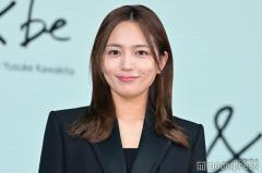 川口春奈、ノースリーブ＆眼鏡のプラベショットに反響「撃ち抜かれる美しさ」「西日に当たる姿もかっこいい」