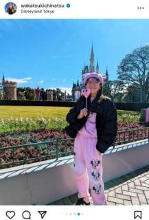 ”ディズニーを映えさせる可愛さ”若槻千夏、ピンクのスウェットコーデでディズニーランドを堪能