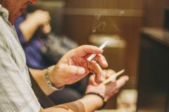 パチンコ屋の喫煙室で他の客の顔面にたばこ押しつけ天井裏に逃げた男逮捕「押しつけた場所違う」 北海道のイメージ画像