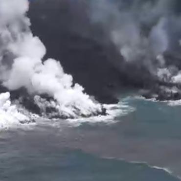 西之島 噴火再開から1カ月 溶岩流で海面が茶色に