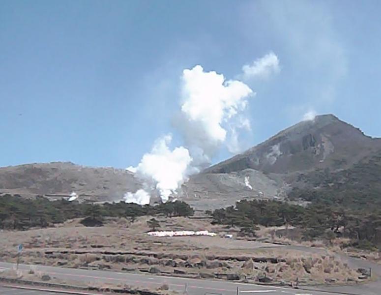 えびの高原・硫黄山「県道付近でも新たな噴気」
