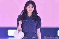 香音、美太もも全開セットアップ姿 ハートバッグ＆編み込みヘアで甘さプラス【GirlsAward 2025SS】