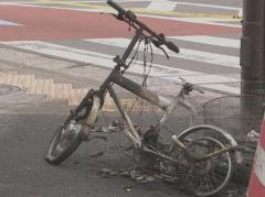【速報】「自転車が爆発している」電動アシスト自転車のバッテリー発火し全焼 新宿の交差点のイメージ画像