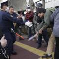 立花孝志襲撃事件で“棒立ち”警備の警察官は「もう早く帰りたい」元警官が指摘した“本音と背景”