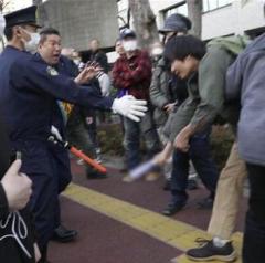 立花孝志襲撃事件で“棒立ち”警備の警察官は「もう早く帰りたい」元警官が指摘した“本音と背景”のイメージ画像