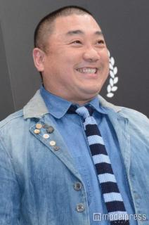 極楽とんぼ・山本圭壱の娘に「パパそっくり」の声 つかまり立ちショットに反響のイメージ画像