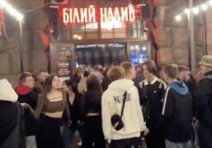 【茶番】ウクライナの女性インフルエンサー、多くの若者が首都キエフのナイトクラブで楽しむ様子をインスタグラムに続々と投稿「戦争中とは思えない」「税金を返せ」などのコメントが殺到のイメージ画像