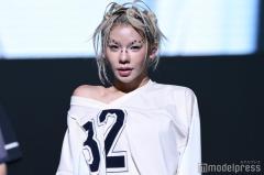 とうあ、美デコルテ際立つ肩落としスタイル 目元の星シールで遊び心光る【TGC香川2025】