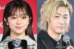 東海オンエア・てつや、妻・峯岸みなみと結婚3周年記念にコスプレ 家族写真に反響「まさかそう来るとは」「面白くて最高」