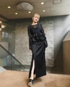 平祐奈、金髪×モード系の黒コーデ姿に「スタイル抜群」のイメージ画像