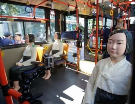 韓国のバスに乗る慰安婦像が大量に増える大暴挙！