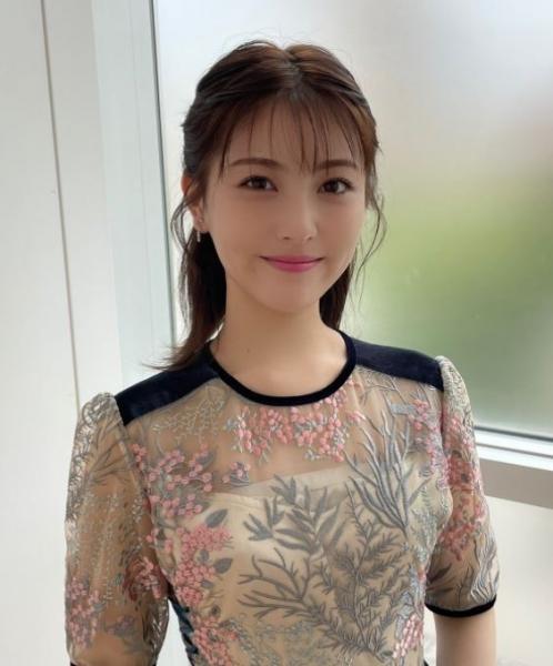 浜辺美波、キラキラお星さまメイクが眩しい。ざっくりニット姿は萌え度最強
