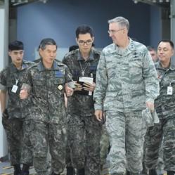 米軍首脳部、合同会見で北に警告 「全資産、韓国に提供」