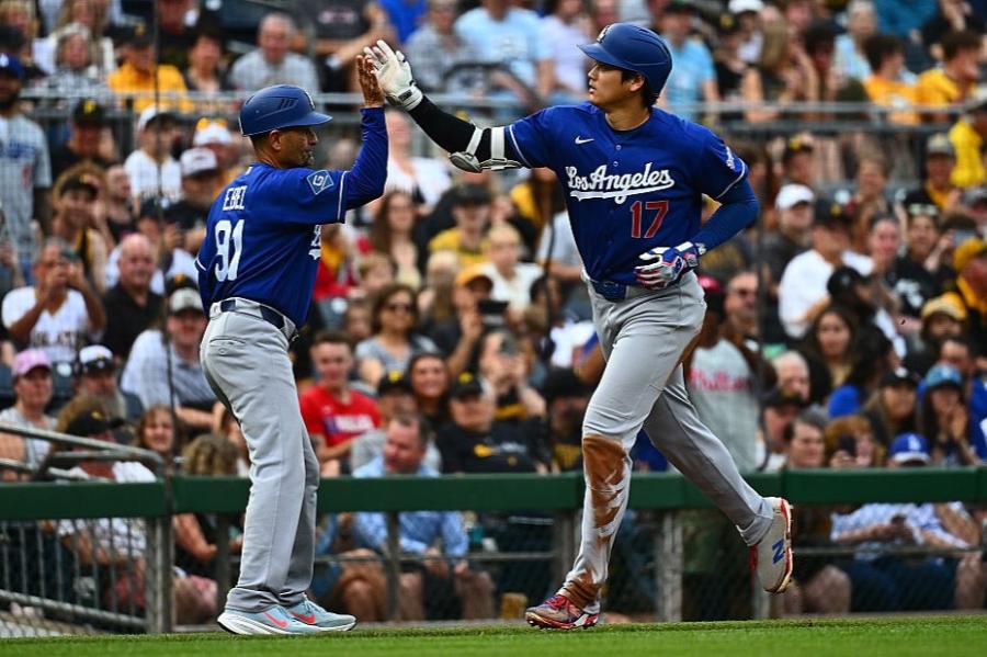 ドジャースが2カード連続勝ち越し　大谷翔平は13号先制弾含む4出塁も左膝炎症で途中交代　先発ロブレスキも打球直撃で不安残す一戦に