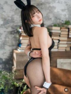「綺麗でクラクラしてまぅっ！」りなしぃ、黒バニー姿を公開！コスのホリ新作で見せた“芸術的な曲線美”にファン悶絶のイメージ画像