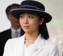 佳子さま、ブラジル訪問のファッションが話題 “紺に白いラインが入った帽子”は眞子さん着用のものと“ほぼ同じ”デザイン、アクセサリーもお揃いかのイメージ画像
