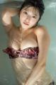 山田かな、水中での小さすぎる水着か..