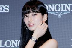 スジ、美脚際立つミニワンピ姿「スタイル抜群すぎ」「憧れ」の声
