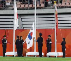 日本人、サッカーで韓国に負けた腹いせに、表彰式で韓国の国旗だけ掲揚せず アジア大会のイメージ画像