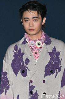 豊田裕大、カラフルインナーで遊び心演出 グラデーション衣装がお似合い【TGC新潟2026】のイメージ画像