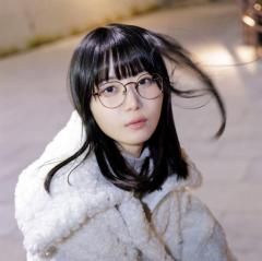 YouTuberいけちゃん、ニットとセーターがはだけて…“夜の散歩デート”グラビア