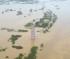 広東省で100年に1度の洪水、建立390年の文峰塔が川の中で孤立―中国のイメージ画像