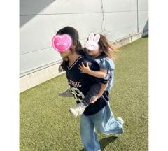 安めぐみ、11歳長女が２歳次女をおんぶする仲良し姉妹ショットのイメージ画像