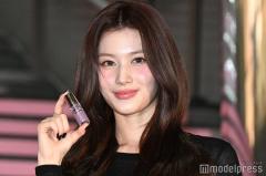 TWICEサナ、ミニ丈から圧巻の脚線美披露 表参道ヒルズに登場