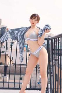 花雨、ベランダで魅せる“究極の色香”！シャツ一枚からこぼれるカルバンクラインのアンダーウェア姿に称賛の嵐