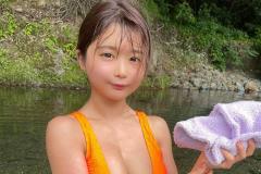 藤田もも、川ダイブの濡れツヤショット
