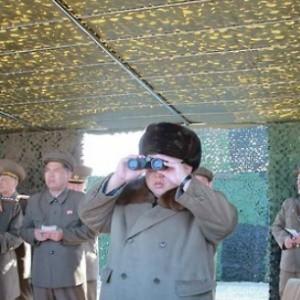 北朝鮮･金正恩氏 精密誘導ミサイル発射実験に立ち会い
