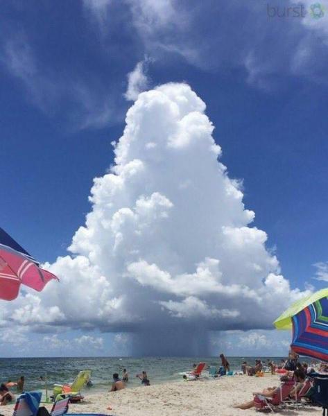 左右対称が完璧すぎる雲 メキシコ湾で目撃 