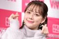 村重杏奈、ミニスカ制服姿で色白美脚..