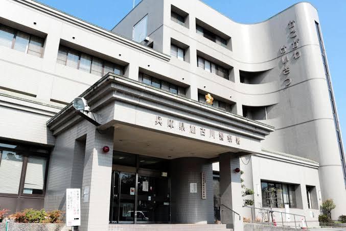 無免許でひき逃げ事故、4年以上出頭要請に応じず 容疑で男逮捕 兵庫