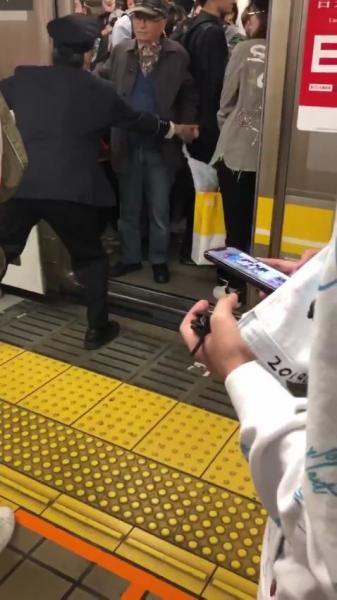 地下鉄で老人がわざと手を挟み発車妨害 駅員も乗客も大迷惑