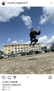 長渕剛、母校の前で67歳とは思えないジャンプ力を披露｢行けーっ!飛べーっ!｣のイメージ画像