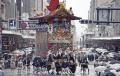 京都・祇園祭で山鉾巡行 「動く美術館」が雨の古都彩る
