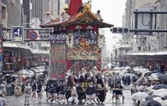 京都・祇園祭で山鉾巡行 「動く美術館」が雨の古都彩るのイメージ画像