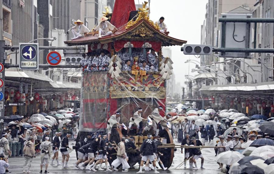 京都・祇園祭で山鉾巡行 「動く美術館」が雨の古都彩る