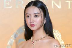 Koki,、ミニスカ×ハイソックスで美脚披露 三つ編みヘアで雰囲気一変「脚綺麗」「新鮮で可愛い」と絶賛の声のイメージ画像
